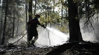 Incendies : pourquoi une averse ne facilite-t-elle pas forcément le travail des pompiers ?