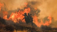 "Le vent est très fort" : des milliers de touristes évacués en Crète face à un violent incendie