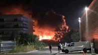 "Ça n'a pas arrêté d'exploser" : dans les Alpes-Maritimes, un violent incendie surprend les habitants dans la nuit