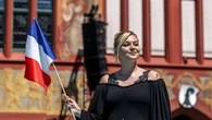 À l'Eurovision, Louane défiera le temps dans un sablier pour chanter son titre "maman"