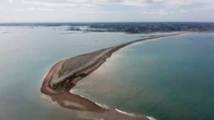 REPORTAGE - Découvrez le Sillon de Talbert : trois kilomètres de galets, de sable... et d'évasion