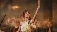 Qui est Alice Dufour, éblouissante en première effeuilleuse de Paris dans "Montmartre" sur TF1 ?