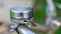 Une sonnette à vélo mise au point pour être entendue à travers les casques audio et écouteurs anti-bruit