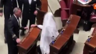 Pourquoi un député italien s’est-il paré d’un drap blanc à l’Assemblée ?