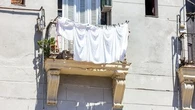 Je laisse mon linge de lit sécher sur le rebord de la fenêtre : pourquoi ce n'est pas forcément une bonne idée