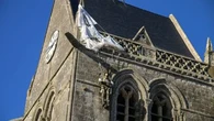 80ᵉ anniversaire du Débarquement : qui était John Steele, le parachutiste attaché au clocher de Sainte-Mère-Église ?