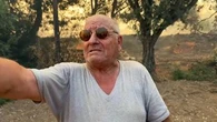 "Si je n'avais pas été là, ma maison aurait brûlé" : en Grèce, des feux géants menacent 16 villages de l'île de Chios