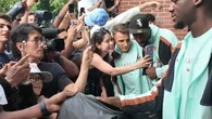 "Ça donne vraiment envie de débuter la compétition" : les images de l'arrivée des Bleus, accueillis en rockstars à Boston