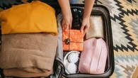 Vous voulez réduire le prix de vos billets d’avion ? Et si vous transportiez des colis à livrer ?