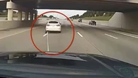 "On se croirait dans un film" : la nouvelle technique spectaculaire des policiers américains contre les conducteurs en fuite