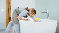 Votre baignoire semble tachée depuis longtemps ? Voici comment la raviver à l’aide de produits simples
