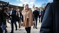 "Personne n'est responsable de rien" : Marine Le Pen fustige la sécurisation du musée du Louvre