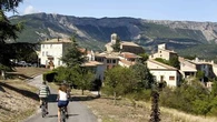 Quand les vacances ont voulu effacer les classes : l'utopie du village pour tous