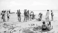 De la robe lestée au "beachwear" : en 90 ans, le vestiaire de la plage s'est grandement métamorphosé
