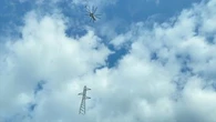 "On ne voit pas ça tous les jours !" : près de Toulouse, opération impressionnante de pylônes haute tension héliportés