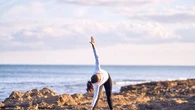 Bouger pendant les vacances, c’est possible ! Voici trois exercices simples à faire sur votre serviette de plage