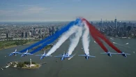 États-Unis : la statue de la Liberté survolée... par la Patrouille de France