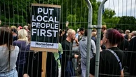 Royaume-Uni : manifestations anti-migrants près de Londres, les autorités craignent des débordements