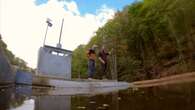 VIDÉO - Ce père et son fils ont construit une centrale hydroélectrique au fond de leur jardin