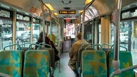 "Tu danses pas, tu montes pas" : ce chauffeur de bus fait danser ses passagers, la RATP lui a demandé d'arrêter