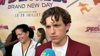 Tom Holland renfile le costume de Spider-Man : "Avec cette canicule, il faudrait opter pour une version ultra légère !"