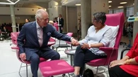 De retour, Charles III s’affiche main dans la main avec des malades du cancer et dit "aller bien"