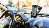 VIDÉO - "Après 7h c'est l'enfer" : comment les communes luttent face à l'afflux de voitures envoyées par Waze