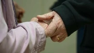 "C'est une contrainte permanente" : ces régions qui offrent une nuit de répit aux aidants