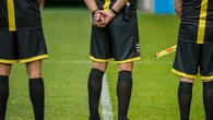 "On lui demande d'aller péter les plombs ailleurs" : un gardien de but suspendu 30 ans après avoir agressé un arbitre