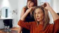 Cheveux blancs : la technique bluffante qui les sublime sans les cacher
