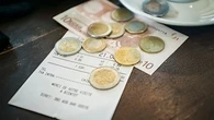 "Ça pourrait me faire envisager un autre métier" : la menace d'une fiscalisation des pourboires plane sur la restauration