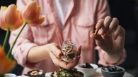 "Le terme médecine douce peut induire en erreur" : une journaliste alerte sur les dérives liées à la naturopathie