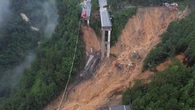 Ponts effondrés, coulées de boue... Les images des impressionnantes inondations qui touchent la Chine