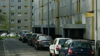 "Ça fait 40 ans que je vis là, j'ai jamais vu ça" : une jeune fille de 14 ans blessée chez elle par une balle perdue