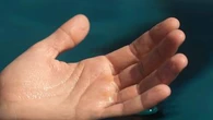 Immersion prolongée : si nos mains se fripent dans l'eau, ce n'est pas sans raison