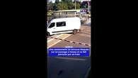 Une camionette est bloquée sur un passage à niveau et se fait percuter par un train
