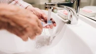 Hygiène bucco-dentaire : les conseils d'un médecin pour bien nettoyer sa brosse à dents
