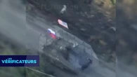 VÉRIF' - Que sait-on de cette vidéo d'un tank russe arborant un drapeau américain et attaquant une position ukrainienne ?