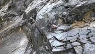"Caillou !" : pour sécuriser une route de montagne, ces cordistes détachent d'énormes rochers des parois