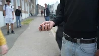 "Je peux rapidement en avoir alors que c'est illégal" : comment l'interdiction de vente des "puffs" est contournée