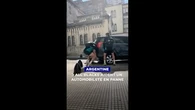 3 rugbymen des All Blacks aident un automobiliste en panne