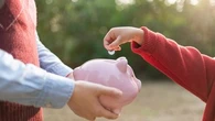 "Un véritable rebond" : les dons des Français aux associations augmentent encore, malgré l'inflation