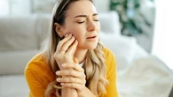 Bruxisme, mâchoire serrée et douleur : chez les femmes, l'anxiété se traduit par ce trouble encore trop méconnu