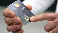 "Plus besoin de saisir votre code secret" : la révolution de la carte bancaire biométrique en marche dans les banques françaises