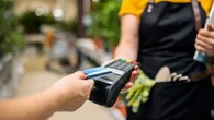 "S'il faut taper son code, je ne vois pas l'intérêt" : les nouvelles règles du paiement sans contact divisent