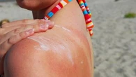 "Ils ne sont plus seulement réservés aux sportifs et aux enfants" : pour éviter de vous faire brûler la peau, vous pouvez adopter les vêtements anti-UV