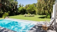 Canicule : les meilleures solutions pour créer de l'ombre autour d'une piscine et profiter du jardin malgré la chaleur