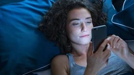 Revenge bedtime procrastination : pourquoi passe-t-on autant de temps sur notre téléphone avant de dormir ?