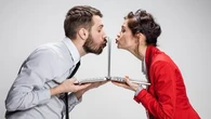 Tomber amoureux au travail ? Ces conseils pour que la relation se passe bien