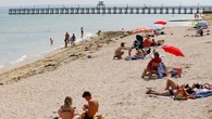 Elle s'étouffe en mangeant une crêpe sur une plage normande, un gendarme vient à son secours